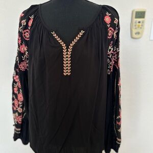 Solitaire Soho Embroidered Black Blouse.‎ Size Large. NWT